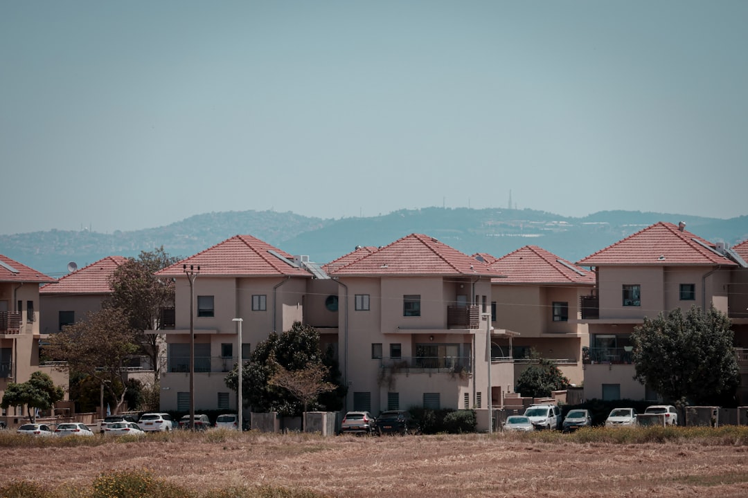 Housing Market Spotlight: Lower-priced metros show greater resilience as demand softens — Arizona real estate